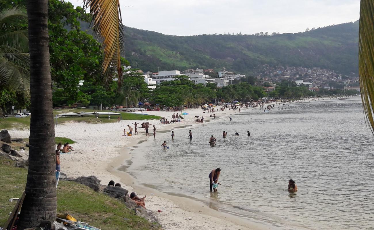 Foto de Praia de Charitas con brillante arena fina superficie