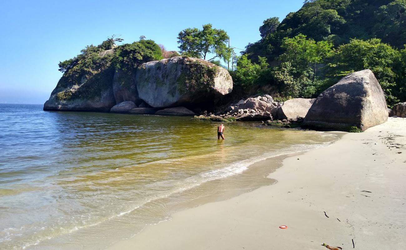 Foto de Playa Eva con arena brillante superficie