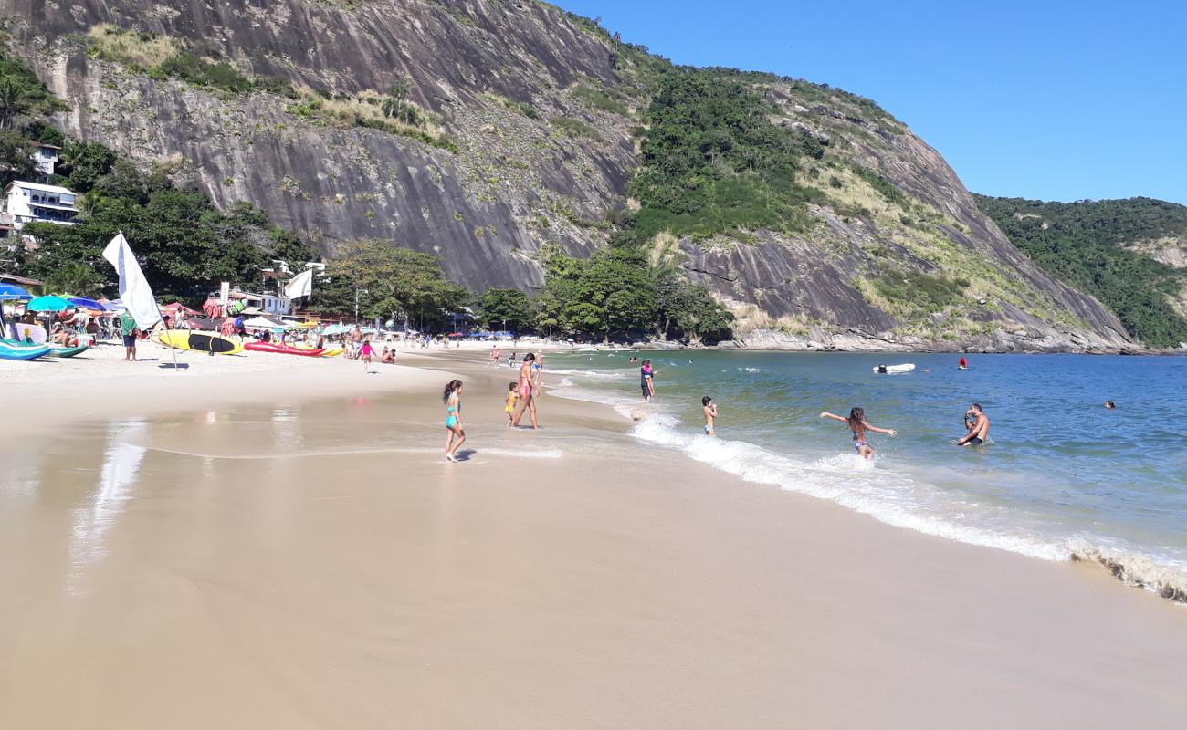 Foto de Praia de Itaipu con brillante arena fina superficie