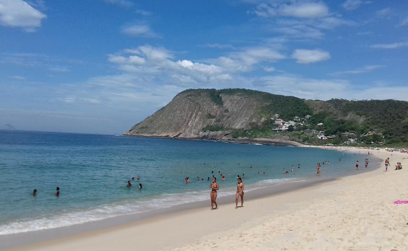 Foto de Praia de Itacoatiara con brillante arena fina superficie