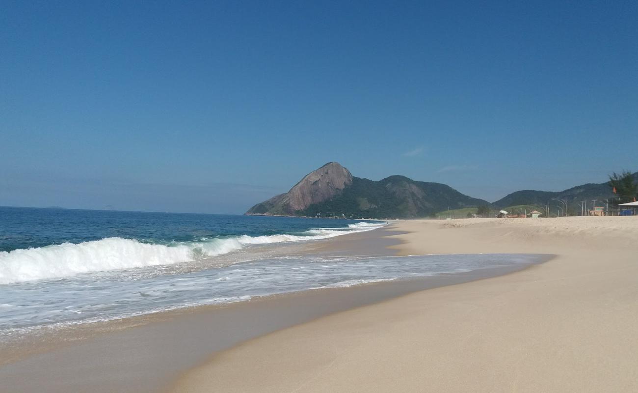 Foto de Praia de Itaipuacu con brillante arena fina superficie