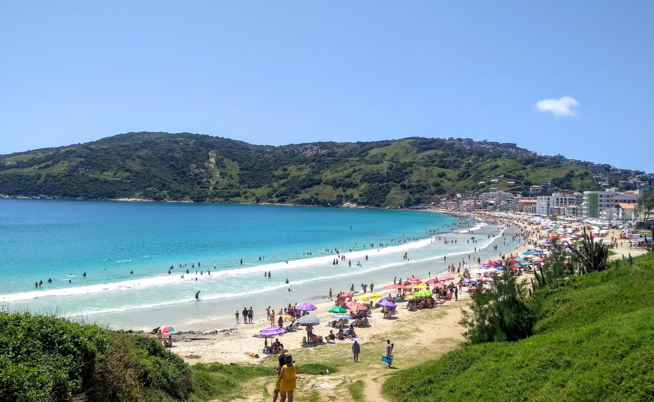 Foto de Playa de Arraial do Cabo con brillante arena fina superficie