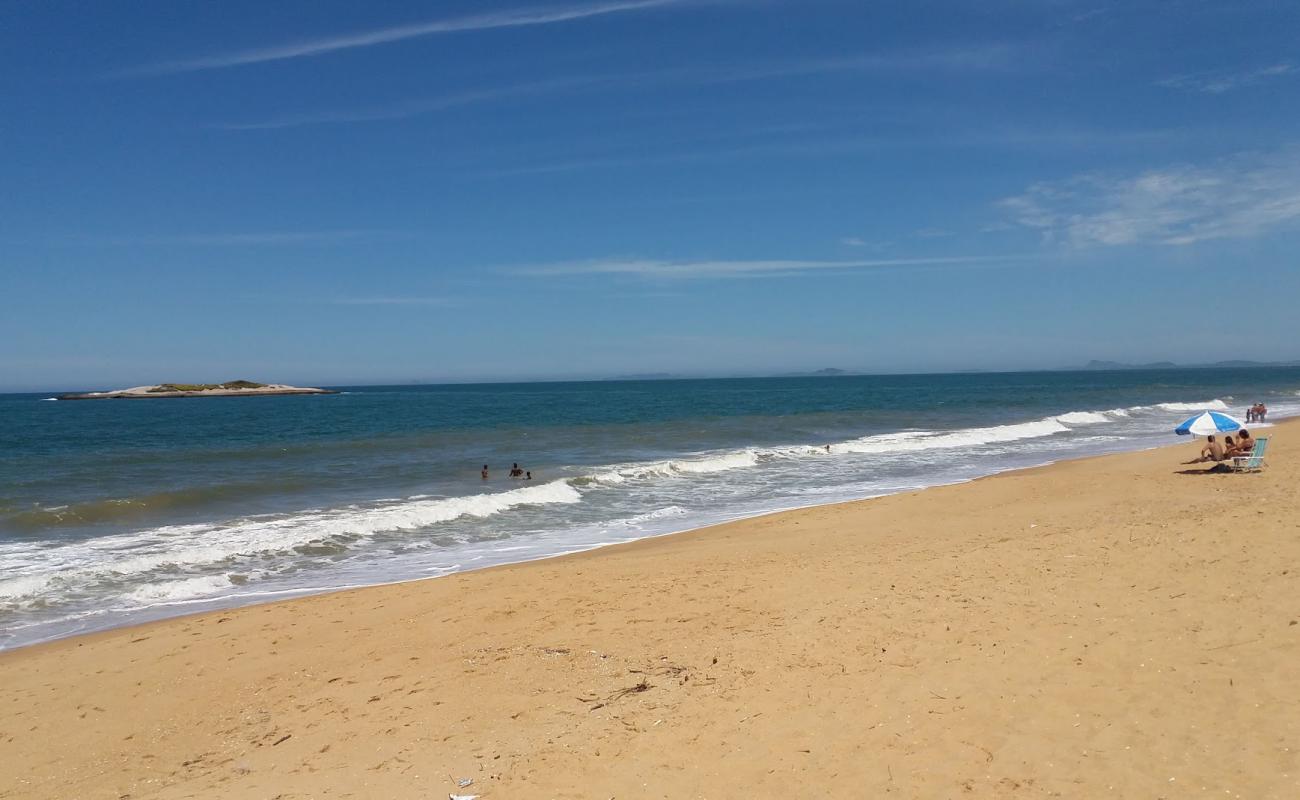 Foto de Praiao da barra de Sao Joao con arena brillante superficie