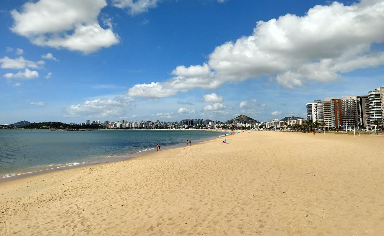 Foto de Playa de Camburi con arena brillante superficie