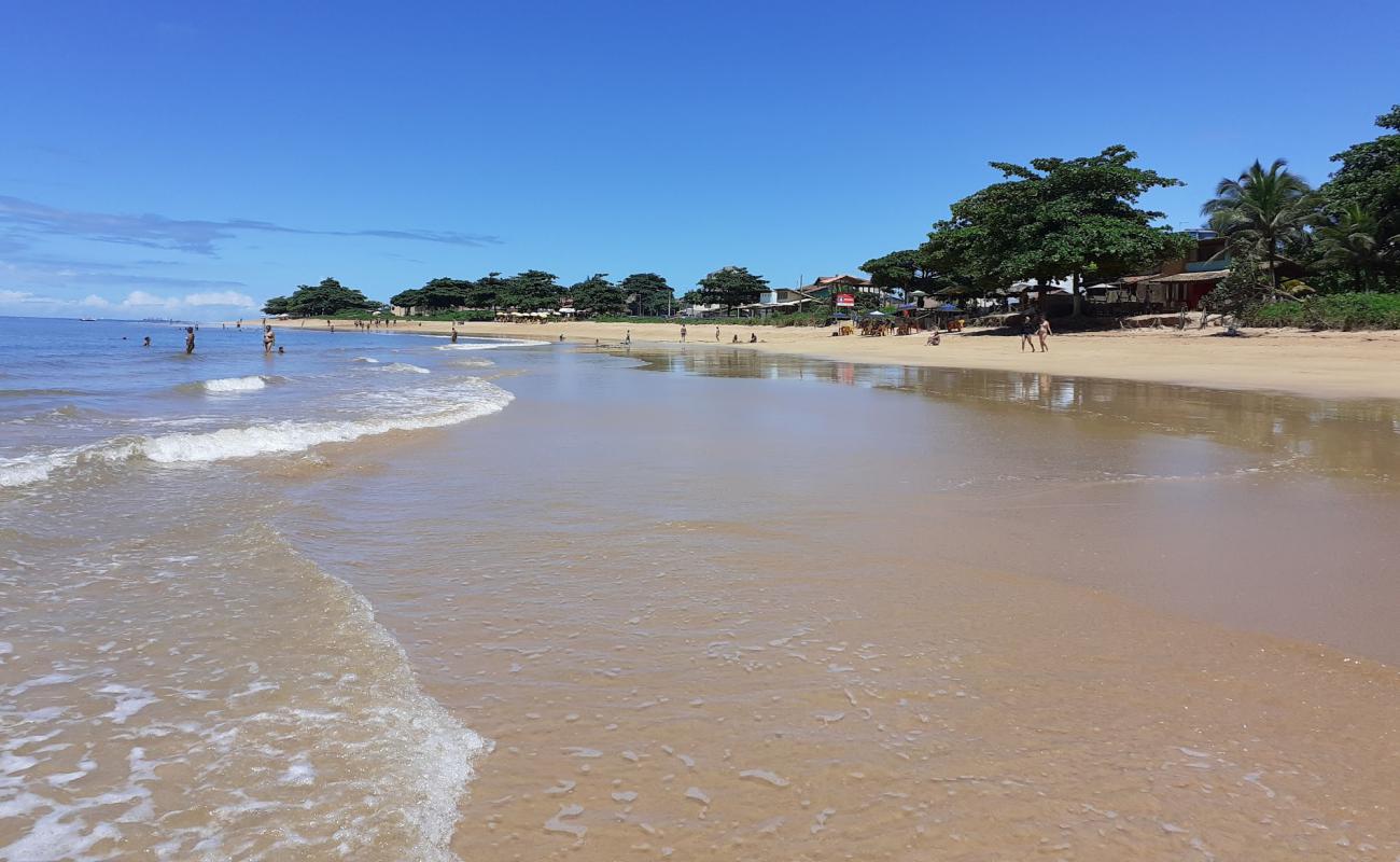 Foto de Playa de Manguinhos con arena brillante superficie