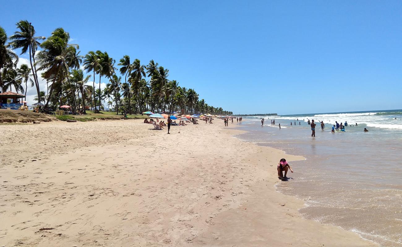 Foto de Praia de Buraquinho con arena brillante superficie