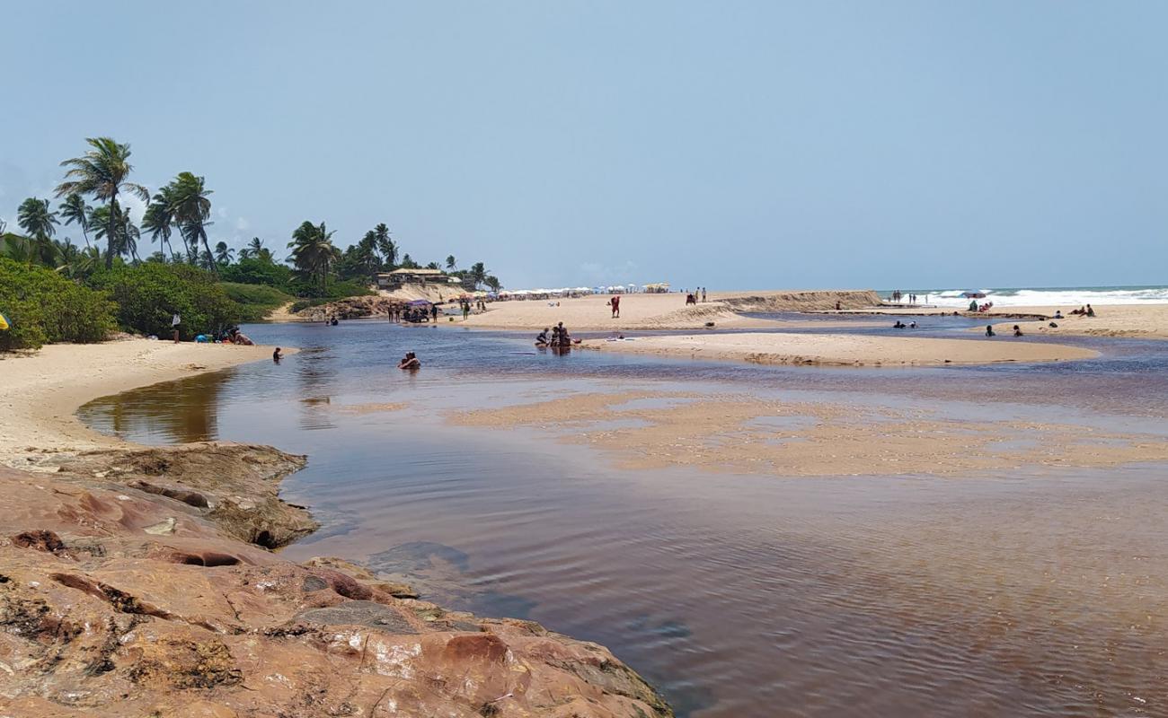 Foto de Praia de Imbassai con arena brillante superficie