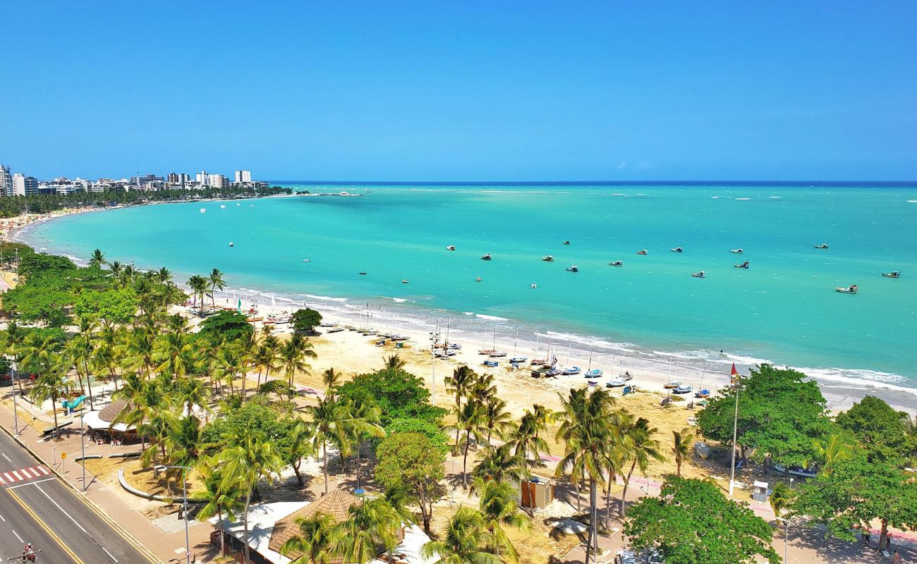 Foto de Praia de Pajuçara con arena brillante superficie