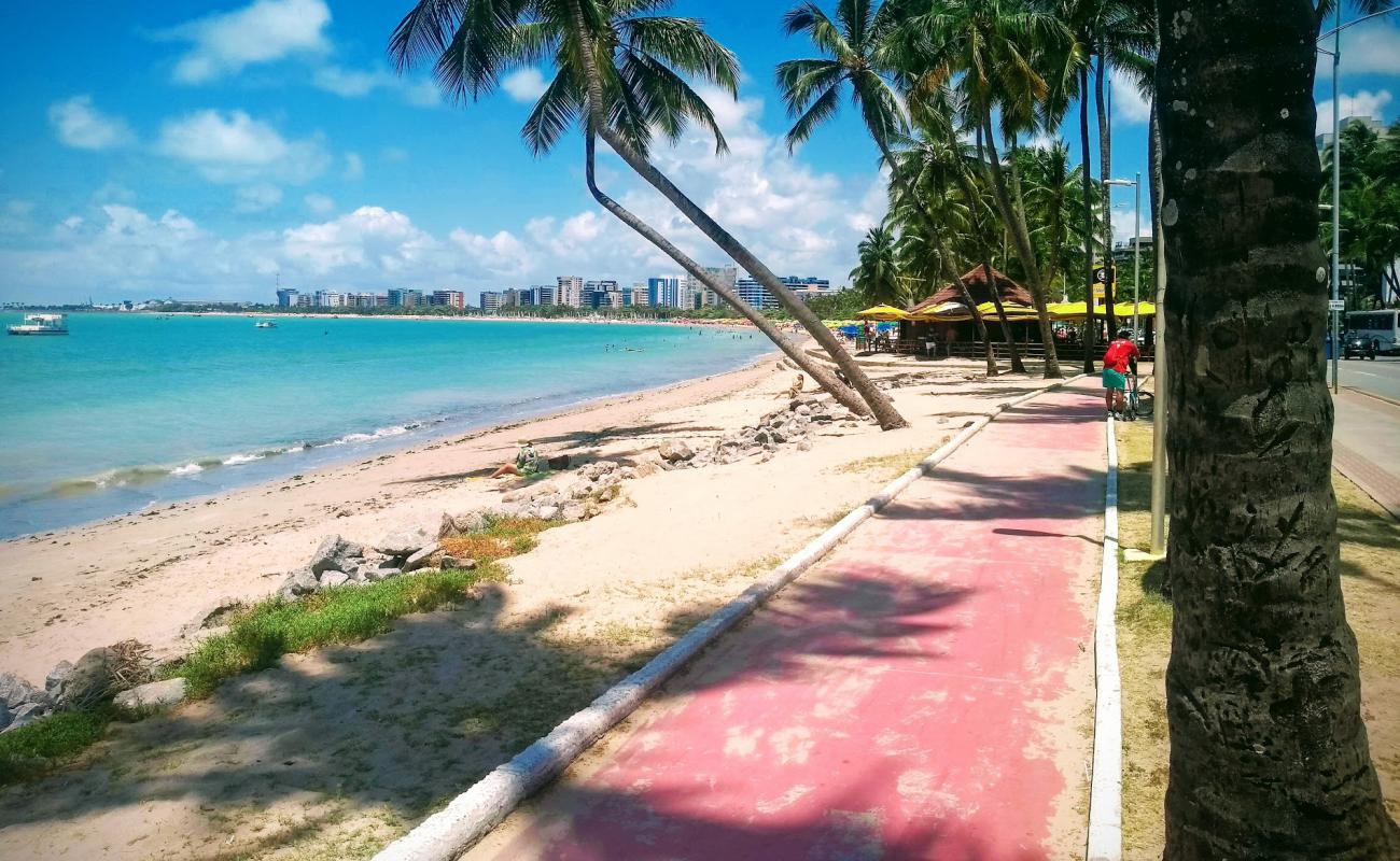 Foto de Playa de Ponta Verde con arena brillante superficie