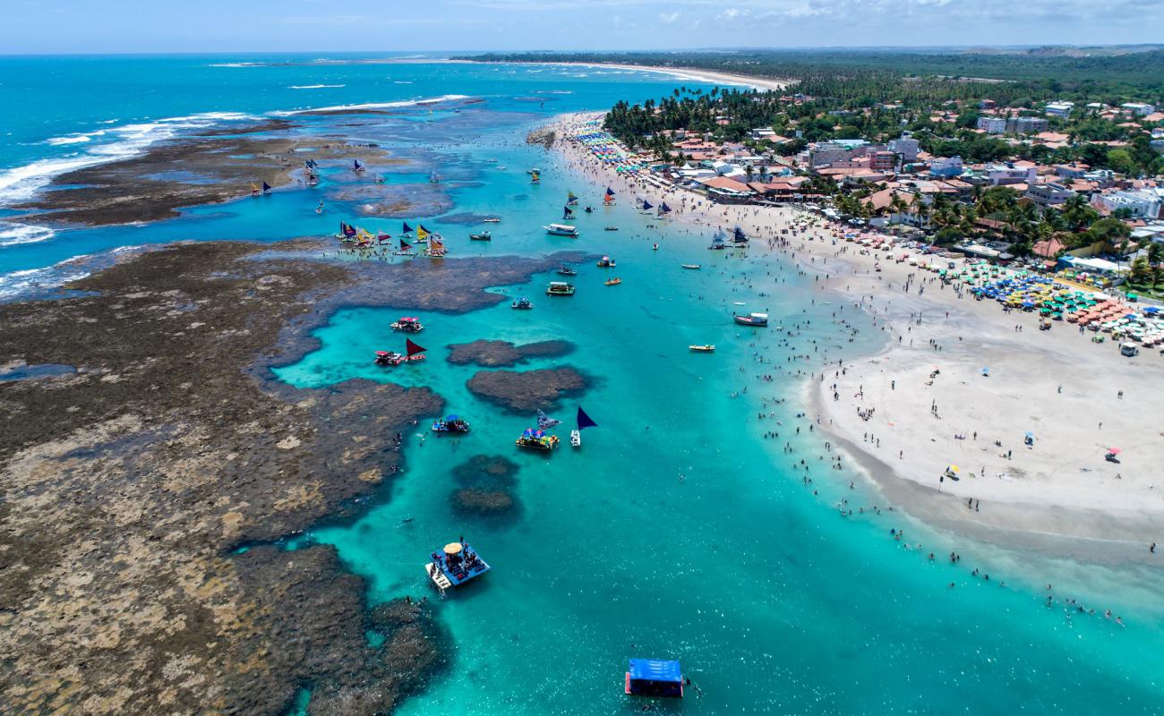 Foto de Playa de Porto de Galinhas con arena brillante superficie