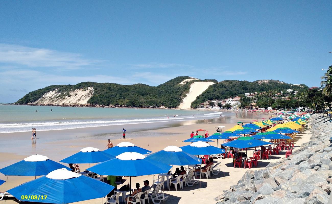 Foto de Praia de Ponta Negra con arena brillante superficie