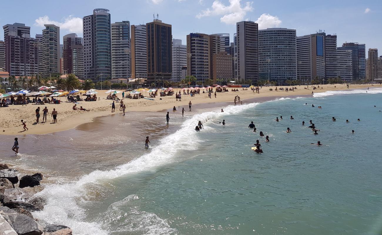 Foto de Playa Meireles con brillante arena fina superficie