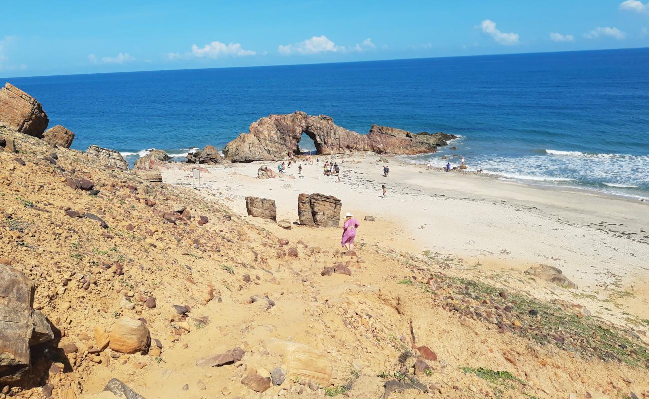 Foto de Pedra do Frade con arena brillante y rocas superficie