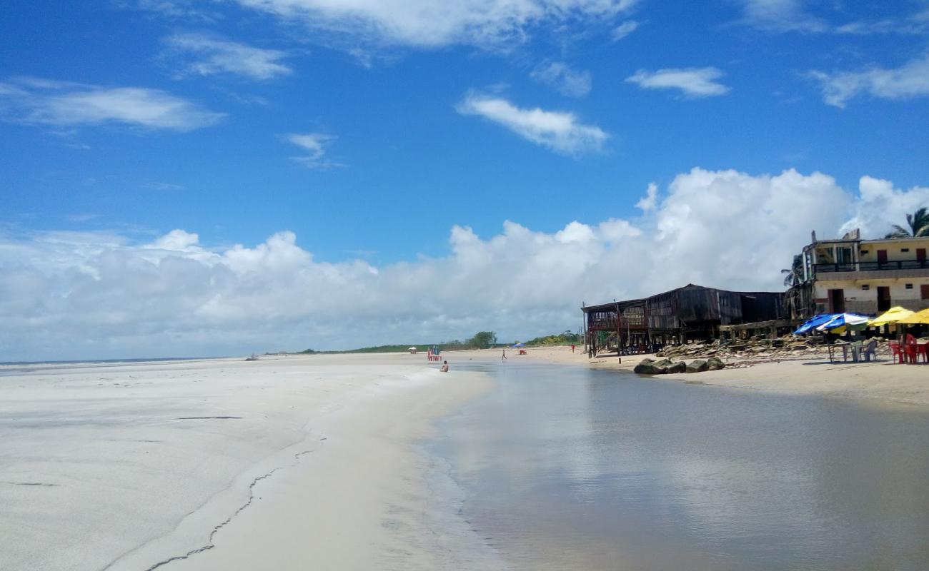 Foto de Praia do Crispim con brillante arena fina superficie