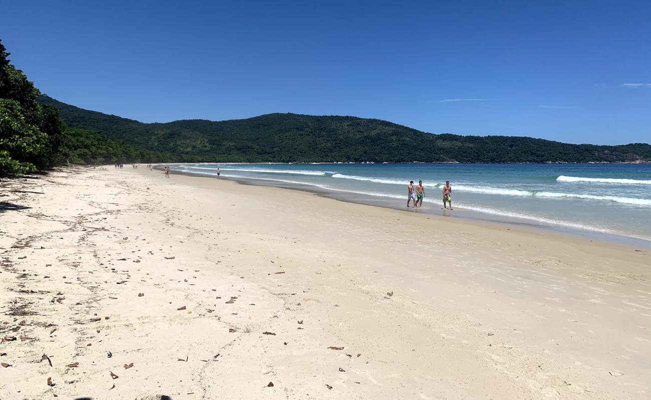 Foto de Playa de Lopes Mendes con brillante arena fina superficie