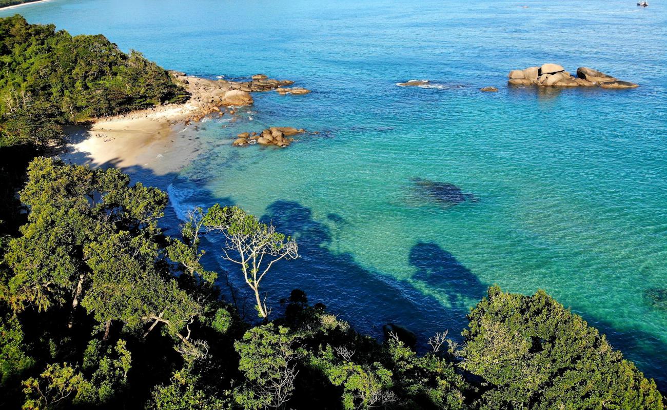 Foto de Praia de Santo Antonio con arena brillante superficie