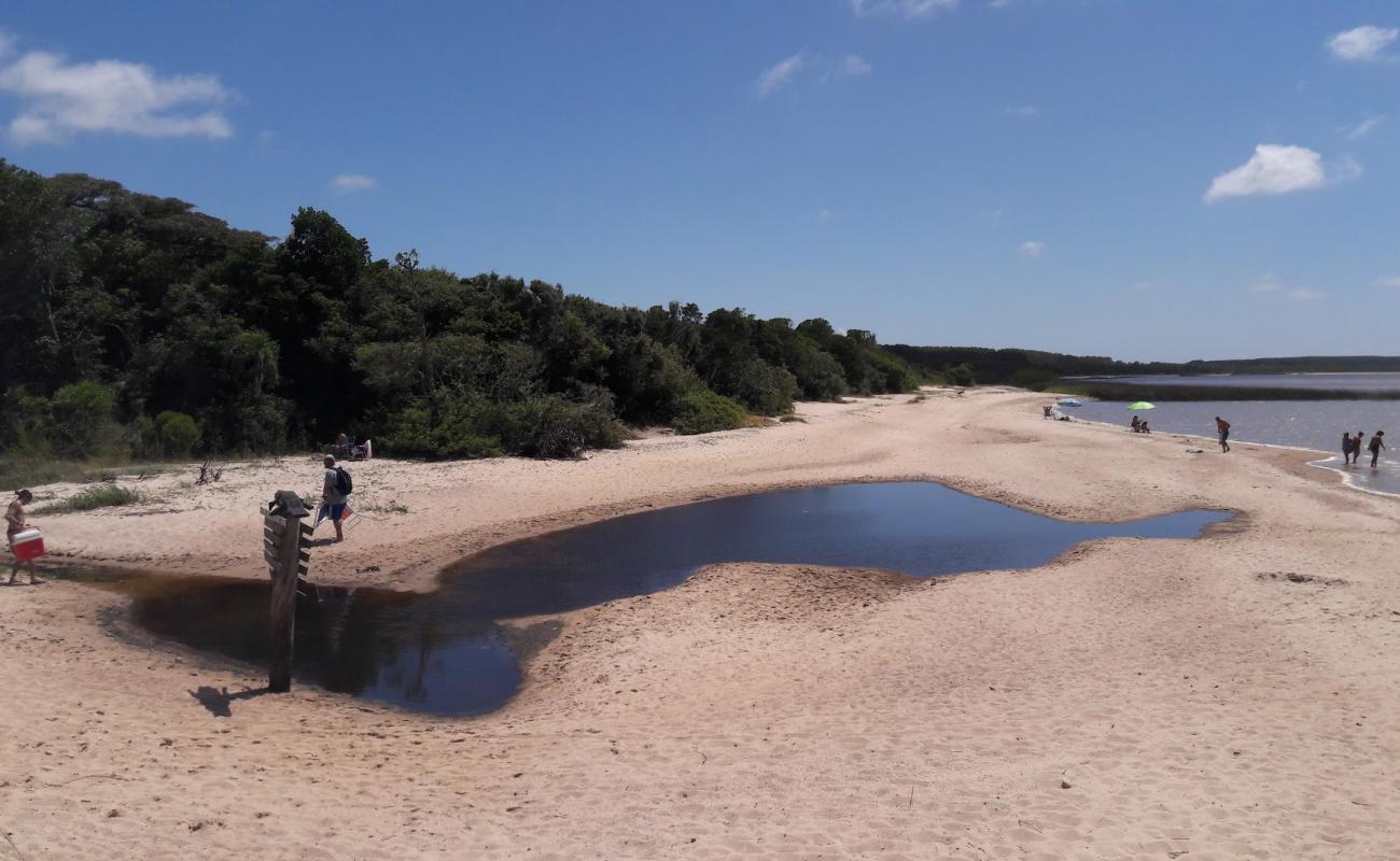 Foto de Praia do Jacarezinho con arena brillante superficie