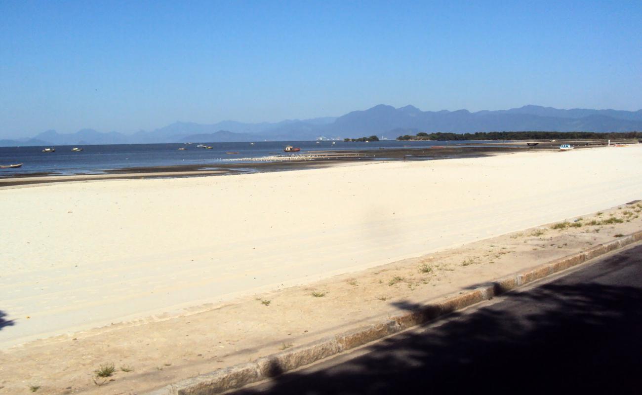 Foto de Praia de Sepetiba con arena brillante superficie