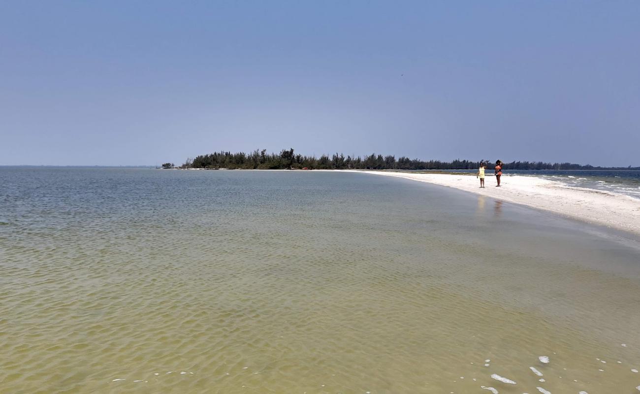 Foto de Praia do Pneu con arena brillante superficie