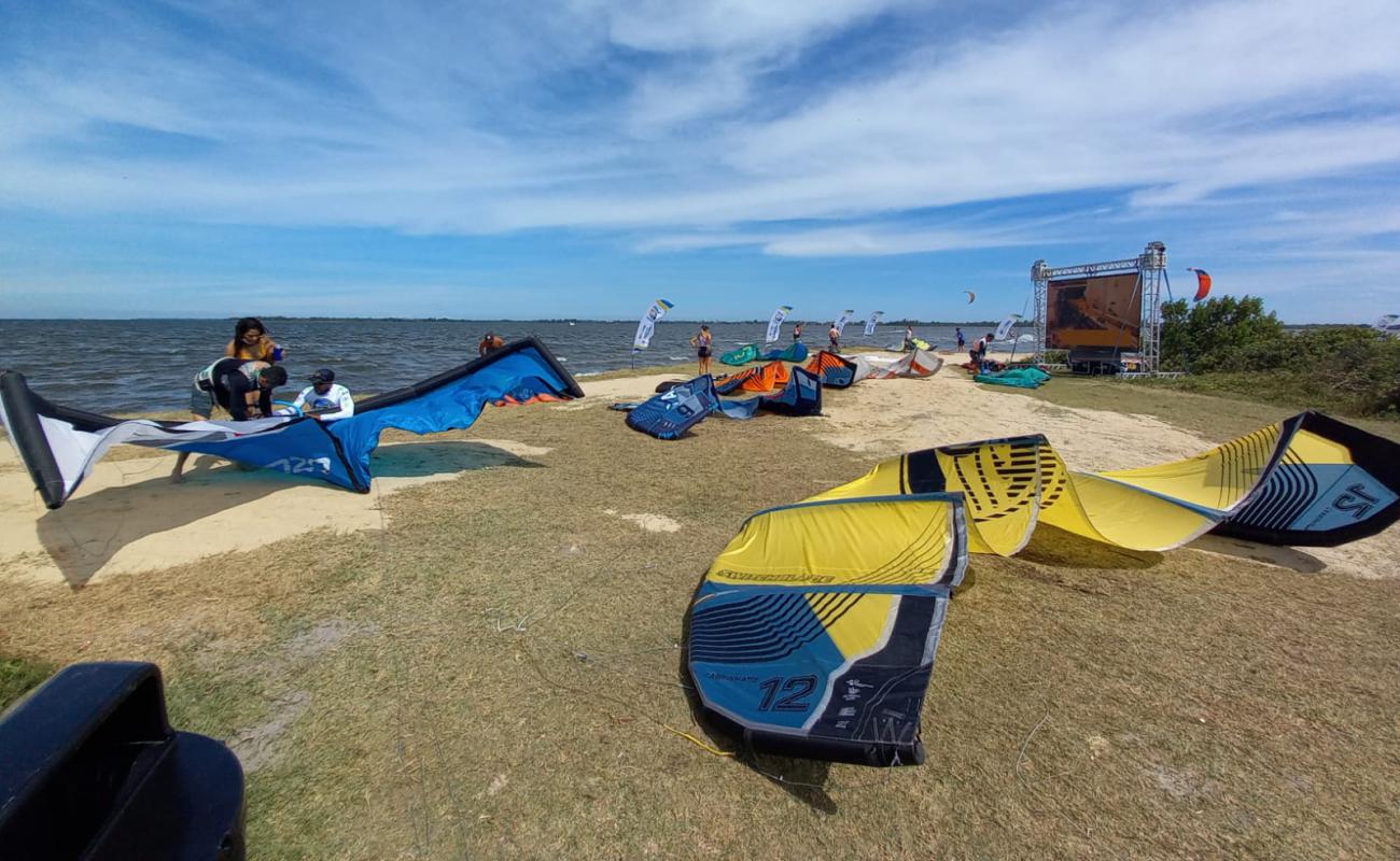 Foto de Praia da Pontinha do Outeiro con arena brillante superficie