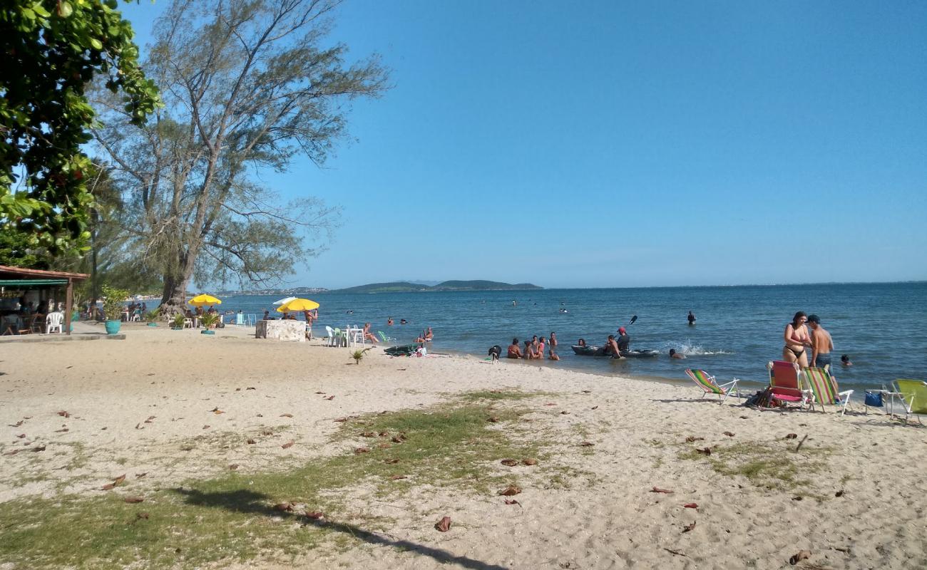 Foto de Araruama Lagoon Beach con arena brillante superficie