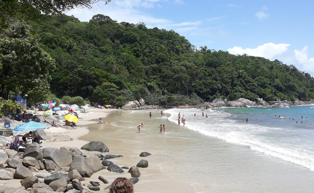 Foto de Praia do Estaleiro con brillante arena fina superficie