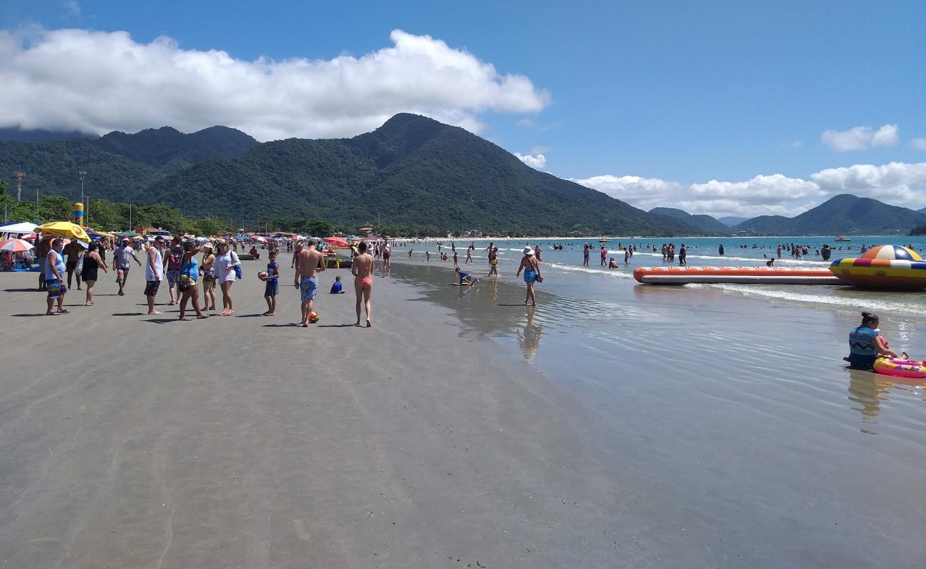 Foto de Playa de Maranduba con brillante arena fina superficie