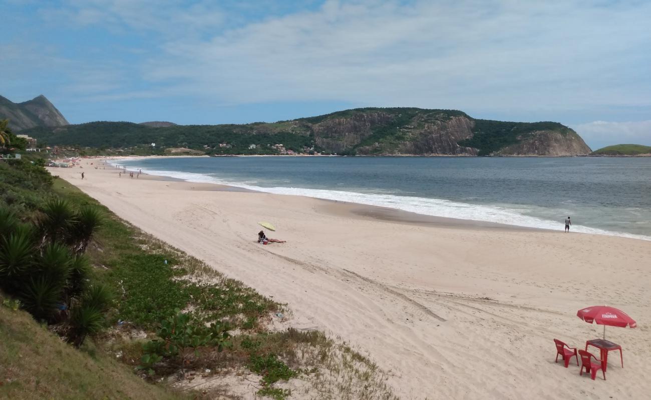 Foto de Praia de Camboinhas con brillante arena fina superficie