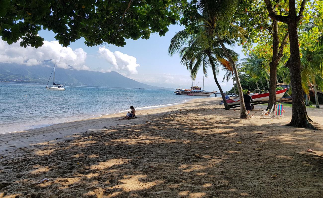 Foto de Praia Do Pereque con arena brillante superficie