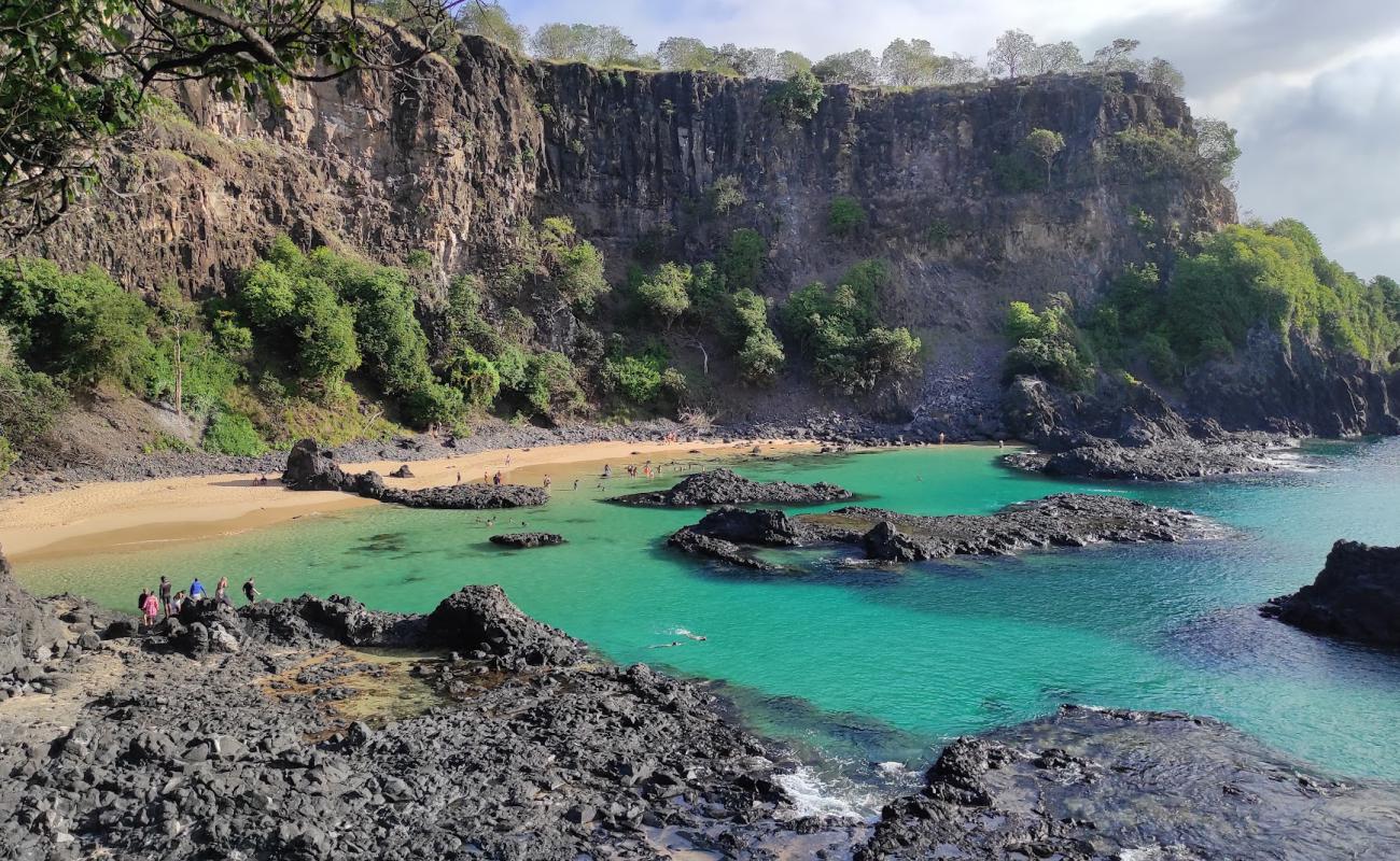 Foto de Baia dos Porcos con arena brillante y rocas superficie