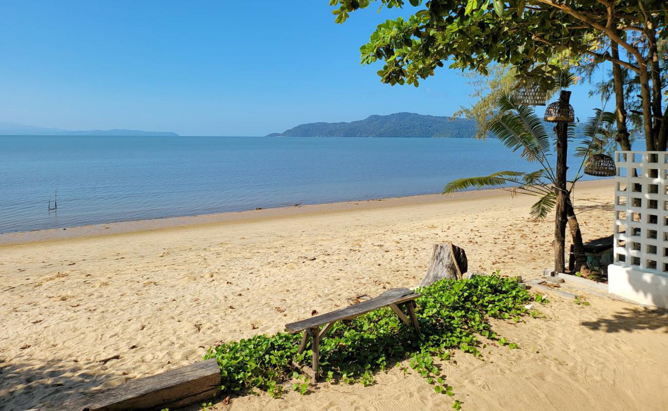 Foto de Pak Bara Beach con arena brillante superficie