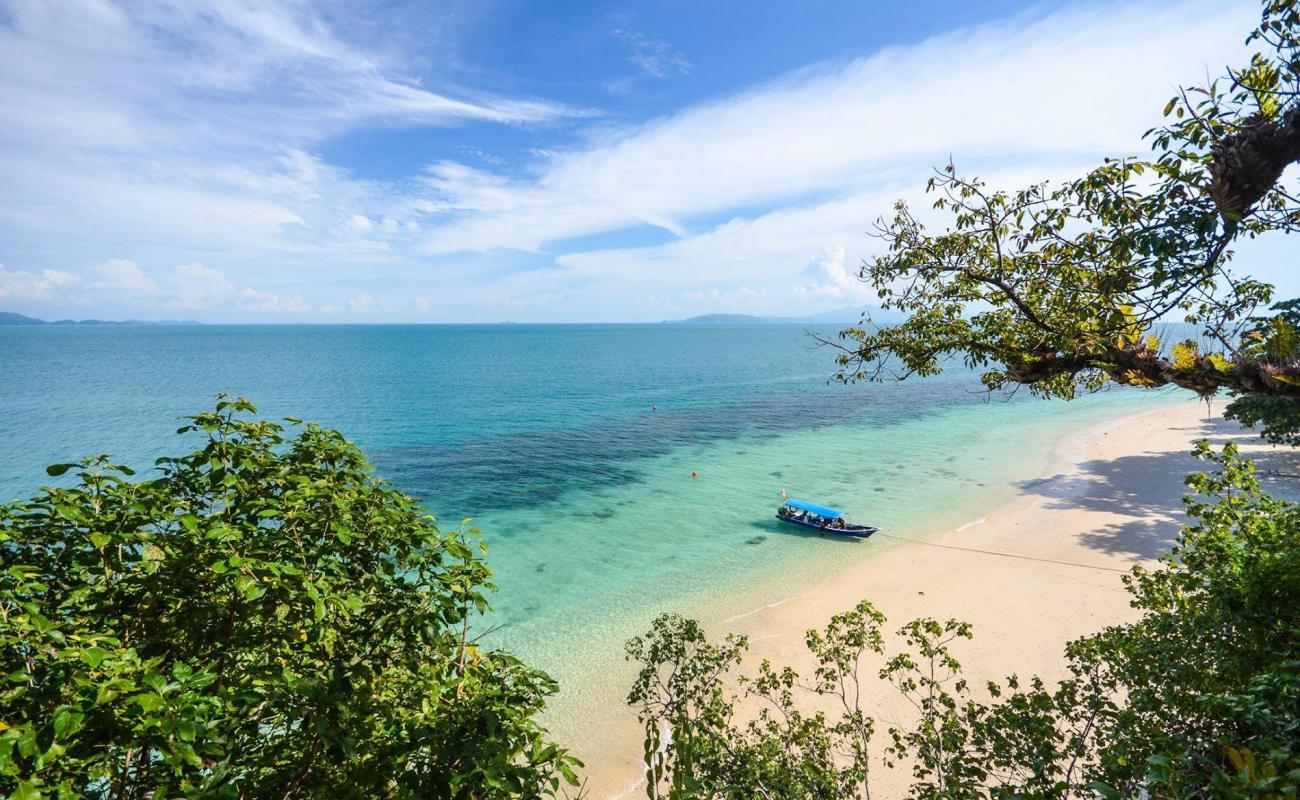 Foto de Pak Nam Beach con arena brillante superficie