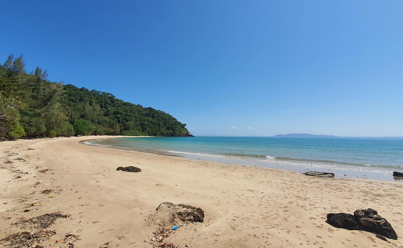 Foto de Mu Ko Lanta Beach con arena brillante superficie