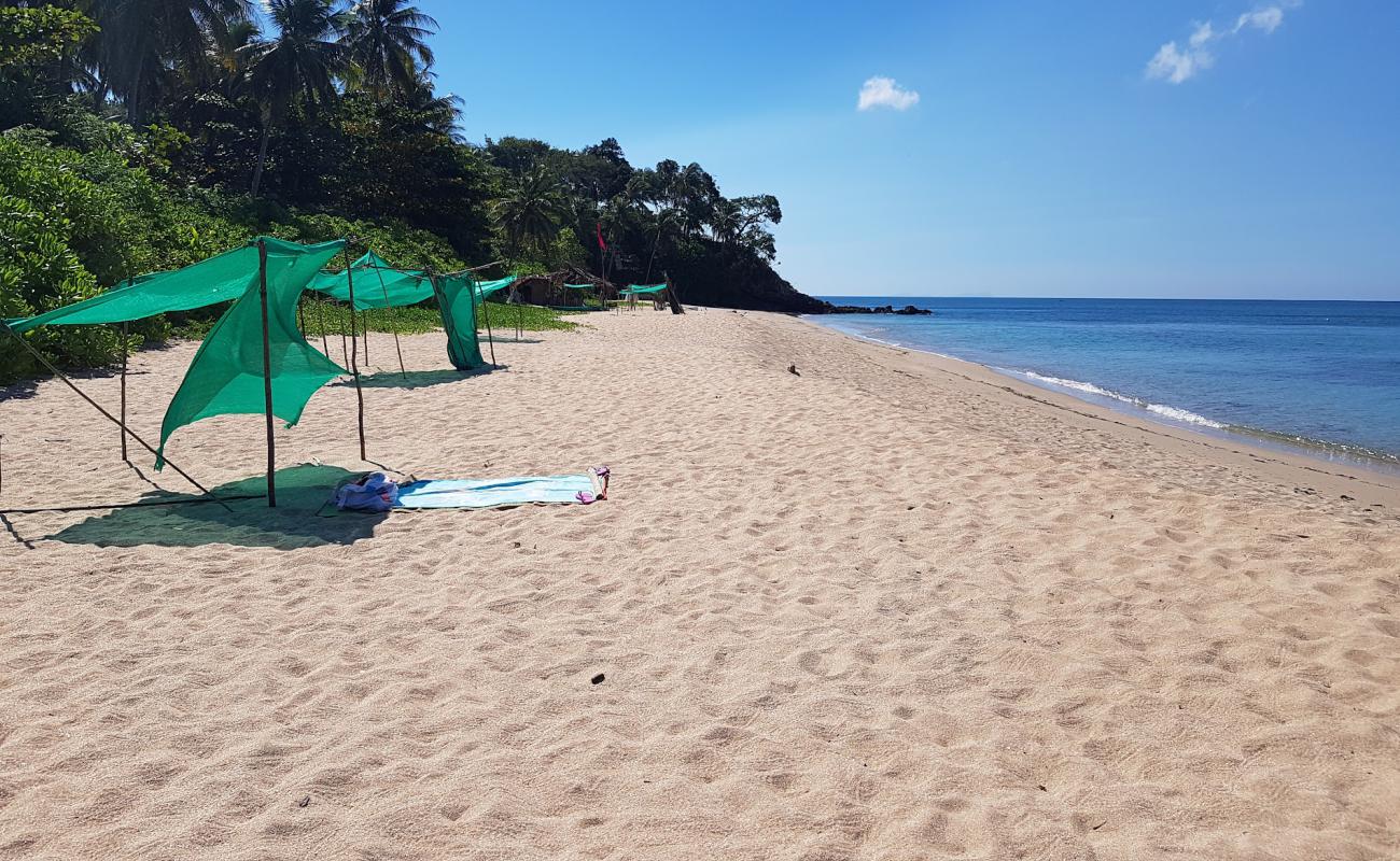 Foto de Nui Beach con arena brillante superficie