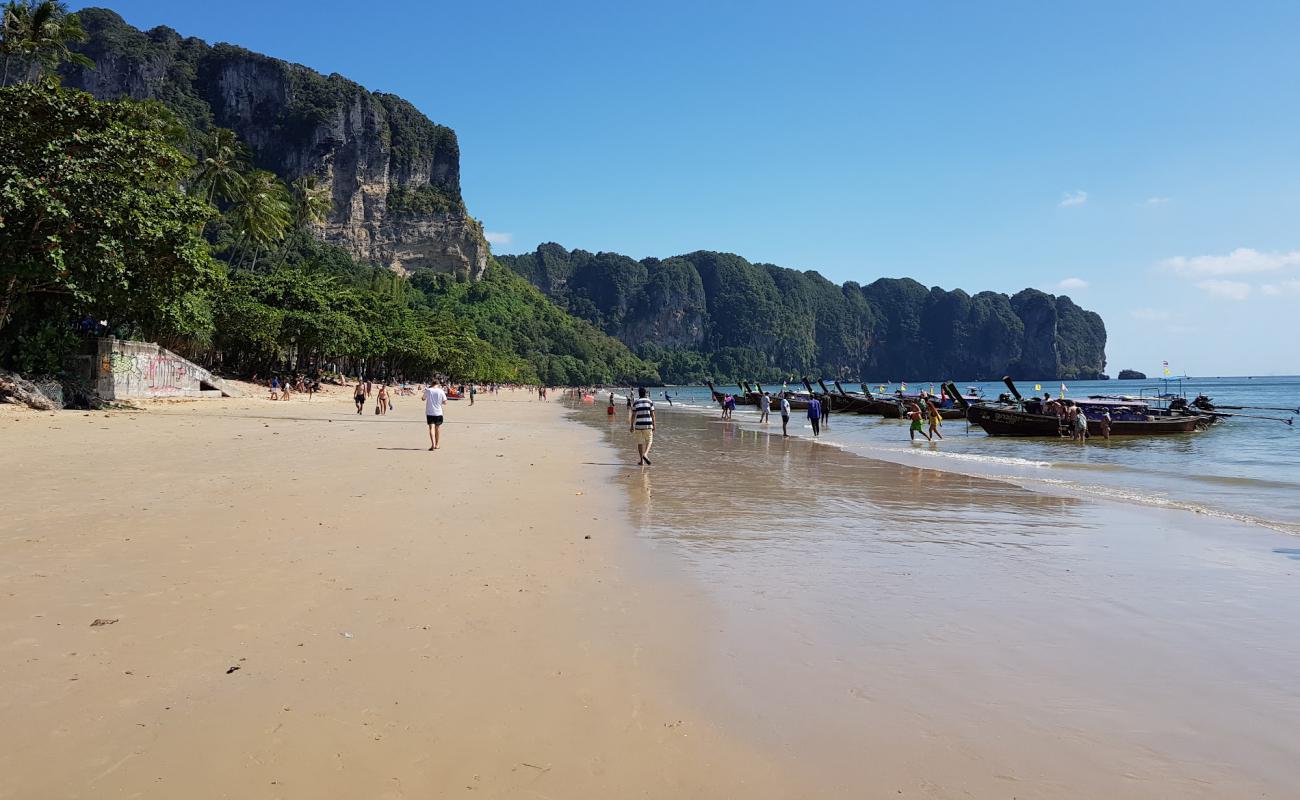 Foto de Ao Nang Beach con brillante arena fina superficie