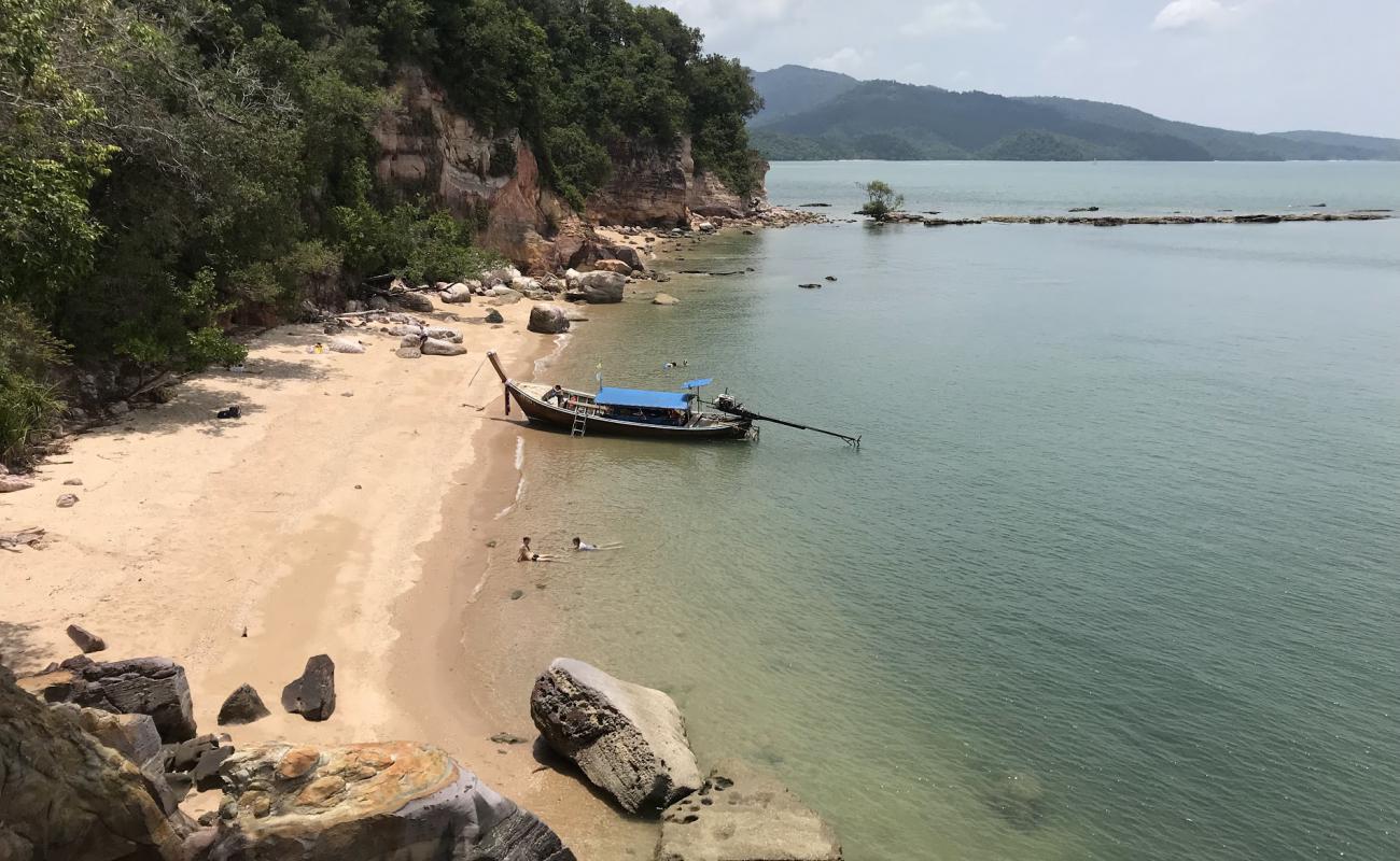 Foto de Laem Chamuk Khwai Beach con arena brillante y rocas superficie