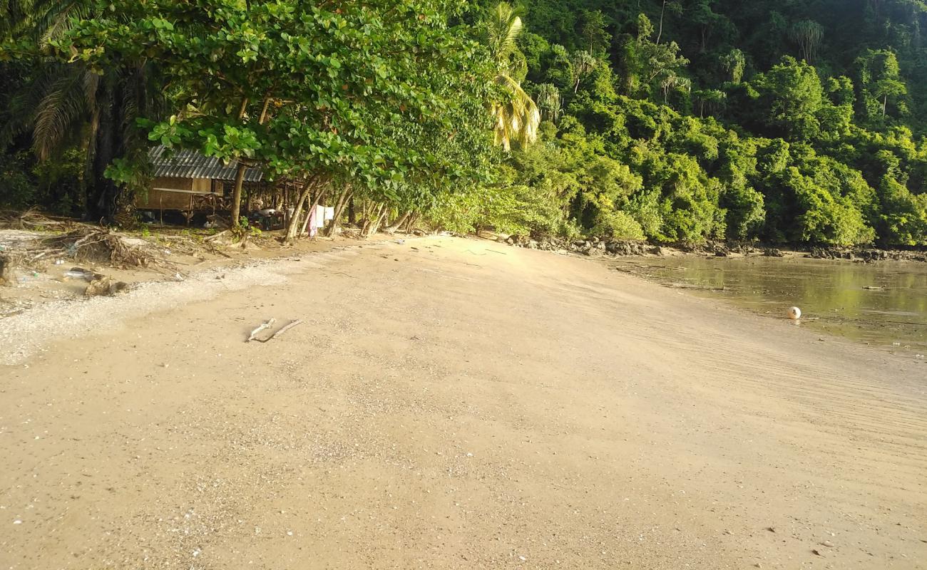 Foto de Makaren Bay Beach con arena brillante y rocas superficie