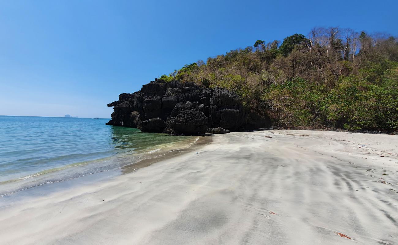 Foto de Gray sand beach con arena brillante superficie