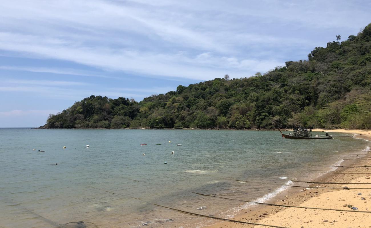 Foto de Mango bay Beach con arena brillante y rocas superficie