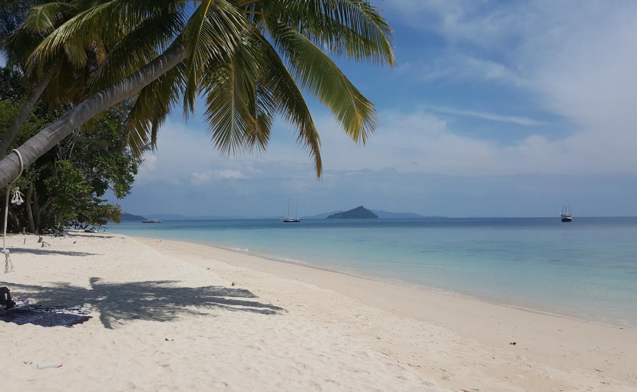 Foto de Playa de Koh Bulon Le con arena fina blanca superficie