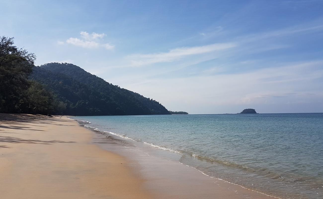 Foto de Tung Yaka Beach con brillante arena fina superficie