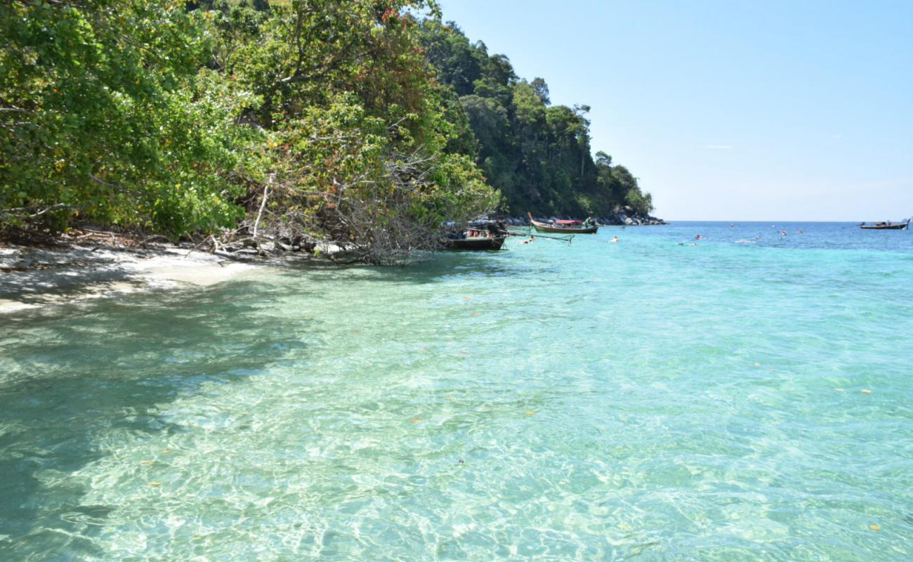 Foto de Koh Adang secret Beach II con brillante arena fina superficie