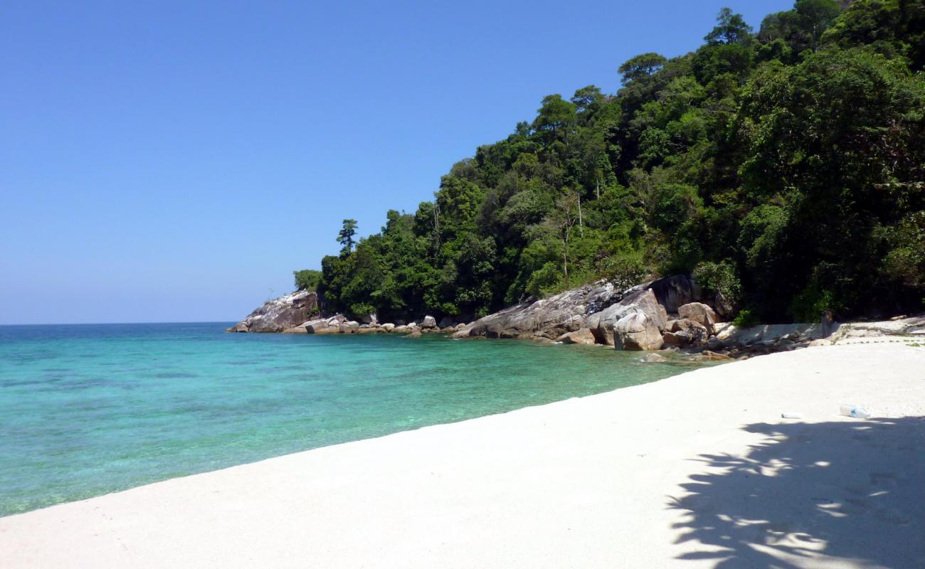 Foto de Sai Khao Beach II con arena fina blanca superficie