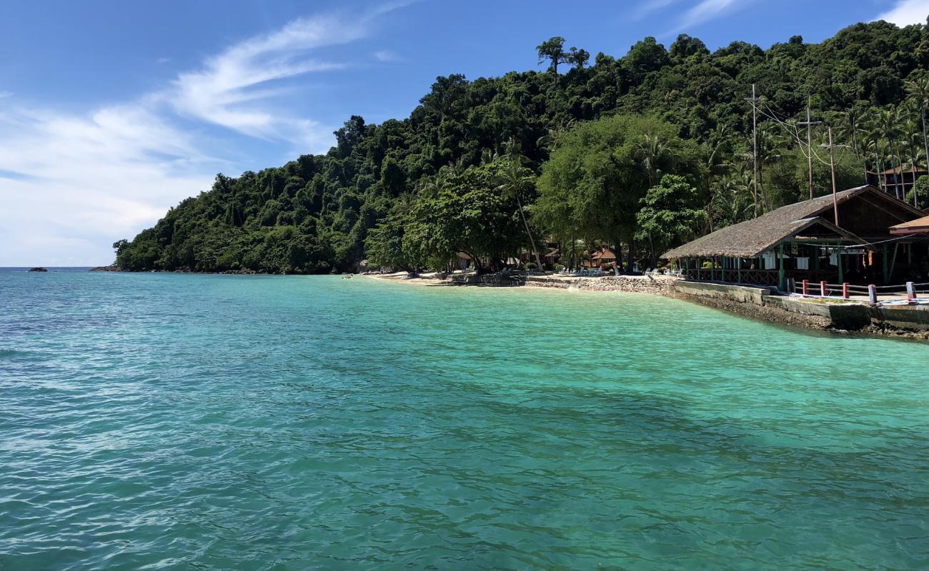 Foto de Koh Ngai Resort Beach con arena brillante superficie