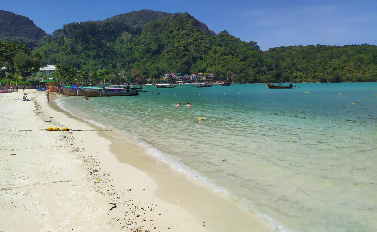 Foto de Playa de Loh Dalum con arena fina blanca superficie