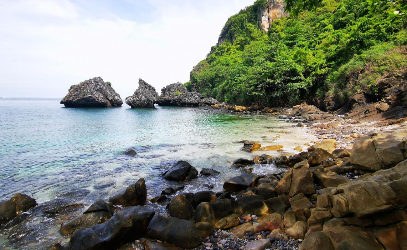 Foto de Php Beach con arena brillante y rocas superficie