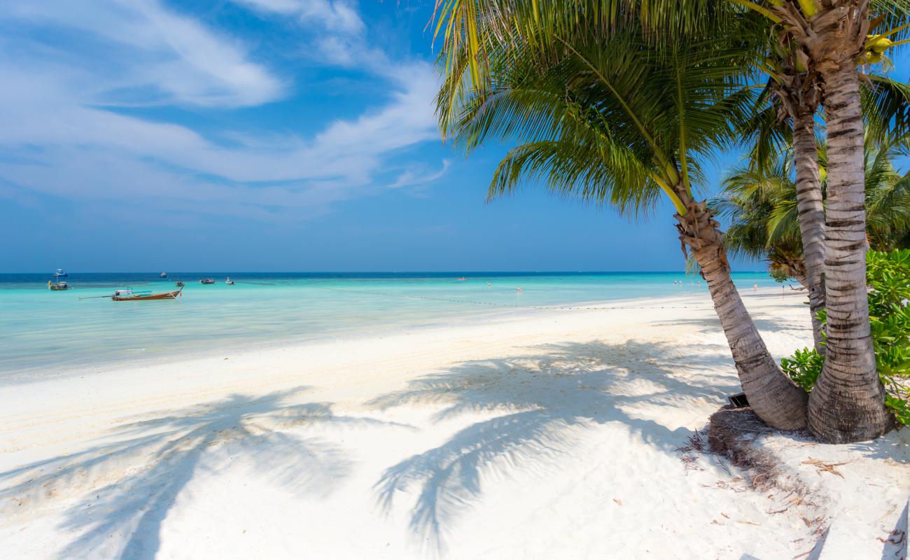 Foto de Playa Laemtong con arena fina blanca superficie