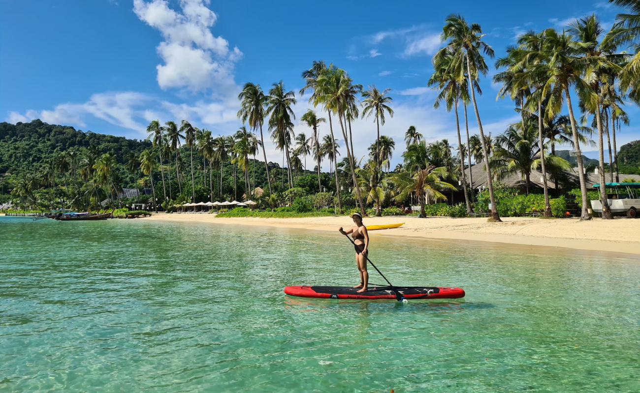 Foto de Playa del Pueblo SAii Phi Phi Village con arena fina blanca superficie