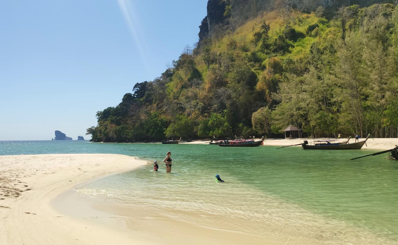 Foto de Ko Poda Beach II con arena fina blanca superficie