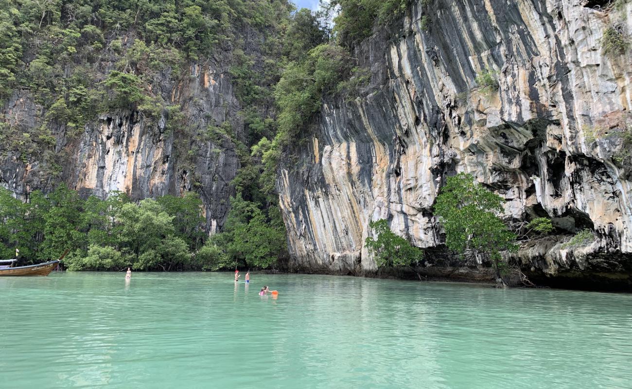 Foto de Lagoon of Hong island con arena brillante superficie